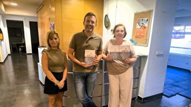 La coordinadora de la Casa de las Mujeres, el alcalde y la concejala de Igualdad.