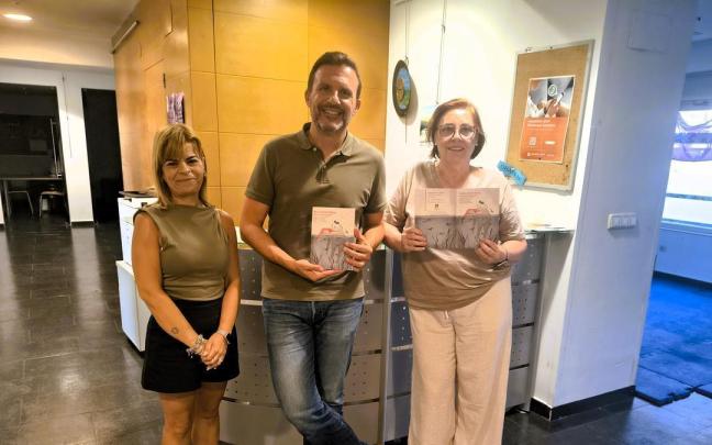 La coordinadora de la Casa de las Mujeres, el alcalde y la concejala de Igualdad.