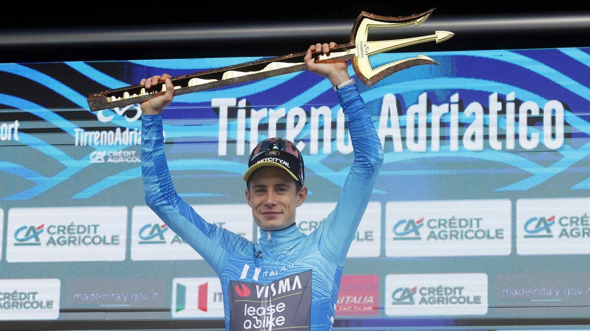 Jonas Vingegaard, con el tridente de ganador de la Tirreno-Adriático.
