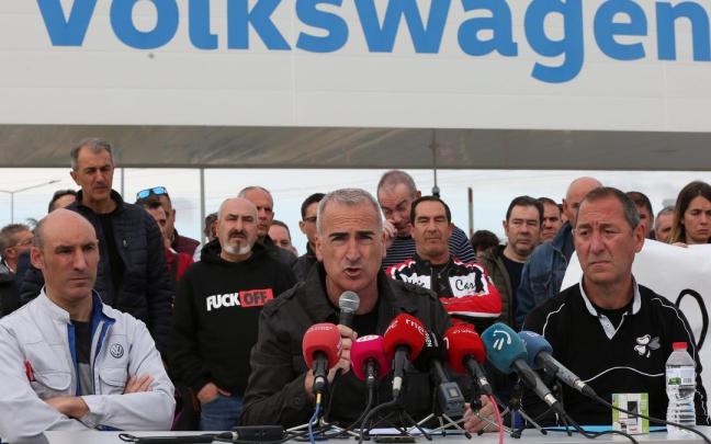El presidente del comité de VW, Alfredo Morales (UGT), flanqueado por Carlos Zalduendo (CCOO) y Raúl Portillo (LAB). El presidente del comité de VW, Alfredo Morales (UGT), flanqueado por Carlos Zalduendo (CCOO) y Raúl Portillo (LAB).