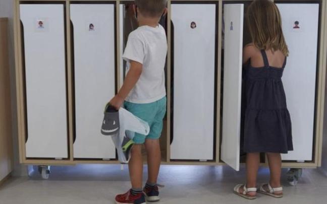 Dos menores, en un centro escolar. Dos menores, en un centro escolar.