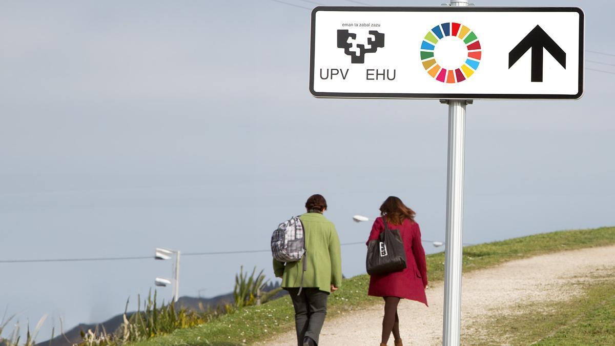 Dos personas se dirigen al campus de Bizkaia de la Universidad del País Vasco.