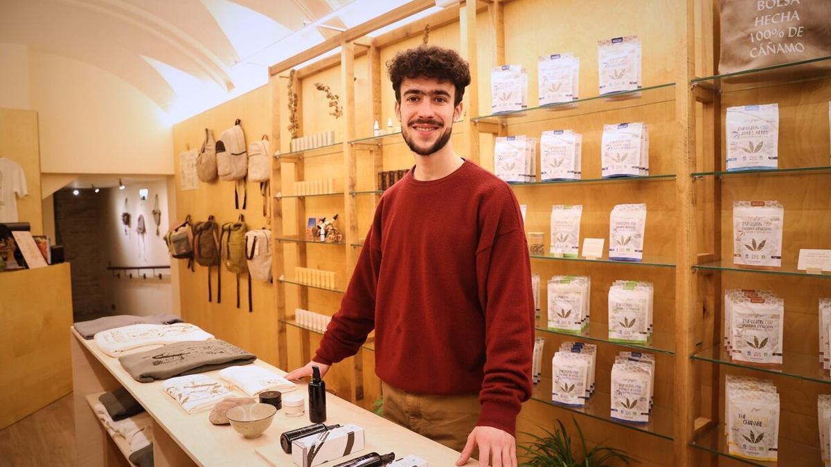 Fermín Valls posa con alguno de los productos que distribuye en su tienda, Cannaenea, situada en el número 4 de la calle Curia de Pamplona