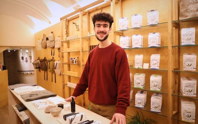 Fermín Valls posa con alguno de los productos que distribuye en su tienda, Cannaenea, situada en el número 4 de la calle Curia de Pamplona Fermín Valls posa con alguno de los productos que distribuye en su tienda, Cannaenea, situada en el número 4 de la calle Curia de Pamplona