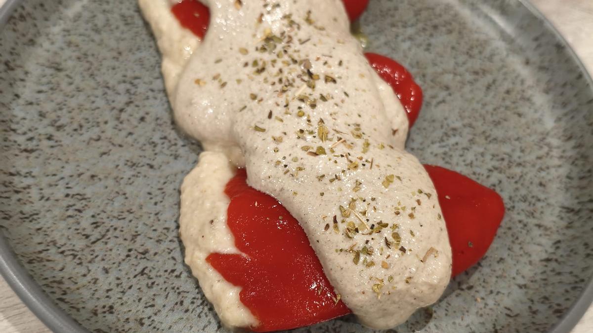 Pimientos rellenos de setas variadas con salsa de hongos.