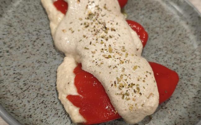 Pimientos rellenos de setas variadas con salsa de hongos.