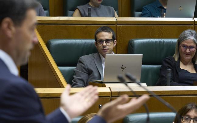 El portavoz de EH Bildu, Peio Otxandian, escucha la intervención del lehendakari Pradales, en el Parlamento Vasco.