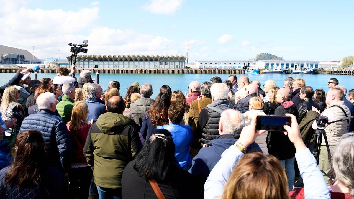 Varias personas, durante un minuto de silencio por las víctimas del naufragio del 'Vilaboa Uno'.