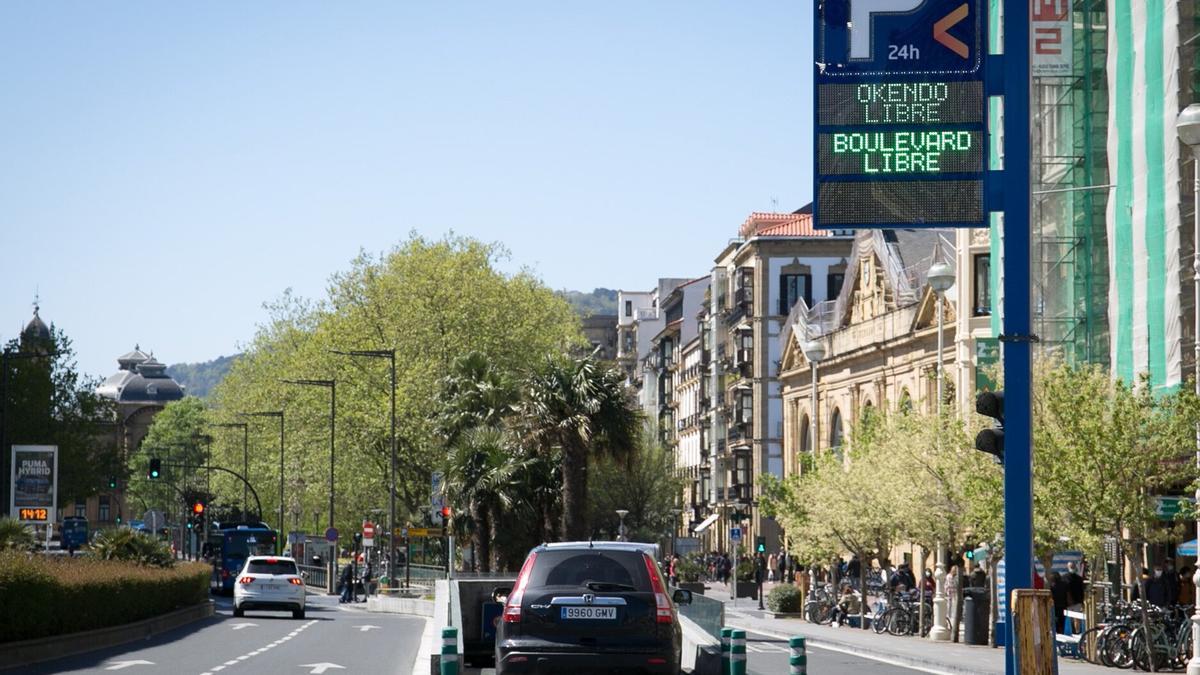 Vehiculo en la entrada del Parking de Boulevard / IKER AZURMENDI