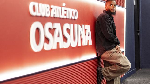 Valentin Rosier posando en El Sadar. Foto: CA OSASUNA