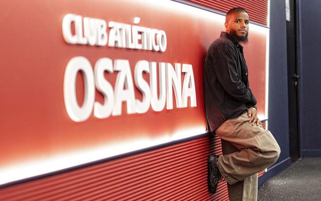 Valentin Rosier posando en El Sadar. Foto: CA OSASUNA