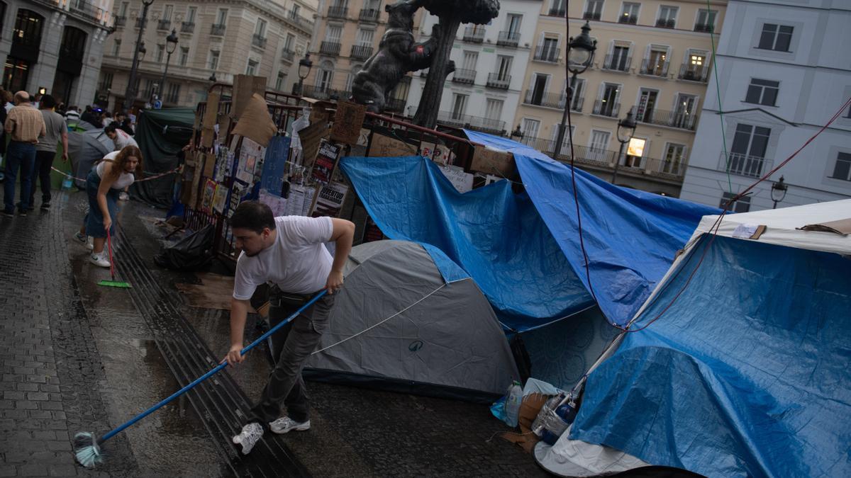 Varias personas desaguan sus tiendas de campaña en la Puerta del Sol