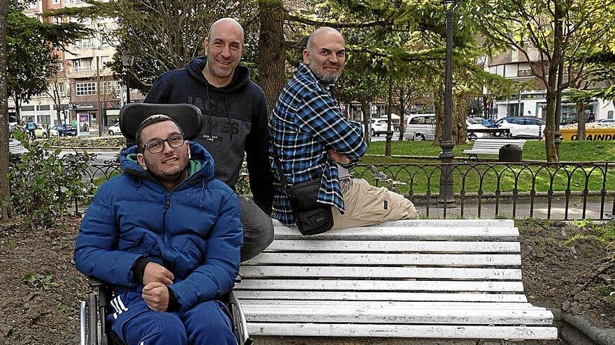 Gonzalo Pérez Zunzunegui con Jon y su padre, Patxi Villén.