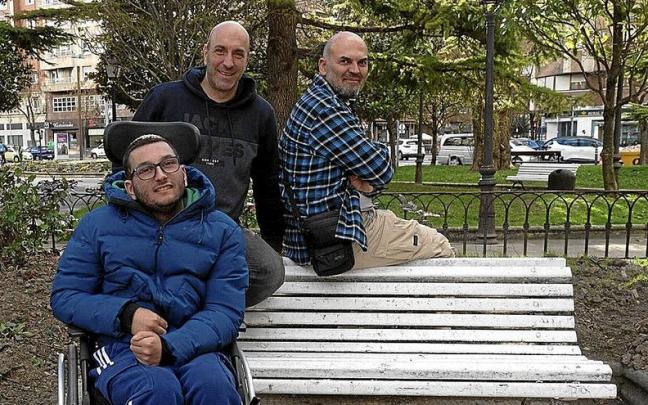 Gonzalo Pérez Zunzunegui con Jon y su padre, Patxi Villén. Gonzalo Pérez Zunzunegui con Jon y su padre, Patxi Villén.