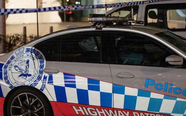 Un vehículo policial en el exterior del centro comercial de Sídney en el que el sábado ya se produjo un apuñalamiento múltiple.