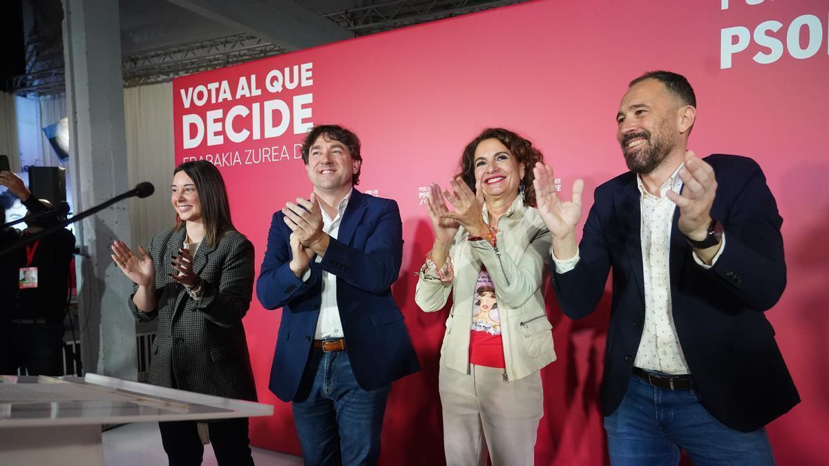 Los candidatos del PSE Eneko Andueza, Aroa Jilete y Denis Itxaso, con María Jesús Montero.