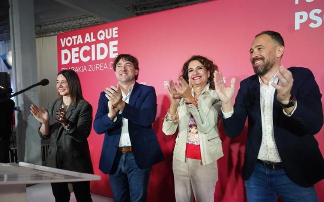 Los candidatos del PSE Eneko Andueza, Aroa Jilete y Denis Itxaso, con María Jesús Montero. / EP Los candidatos del PSE Eneko Andueza, Aroa Jilete y Denis Itxaso, con María Jesús Montero.