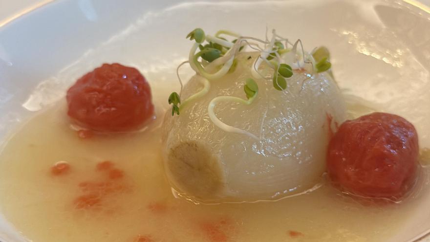 Cebolleta confitada al chardonnay y tomate.