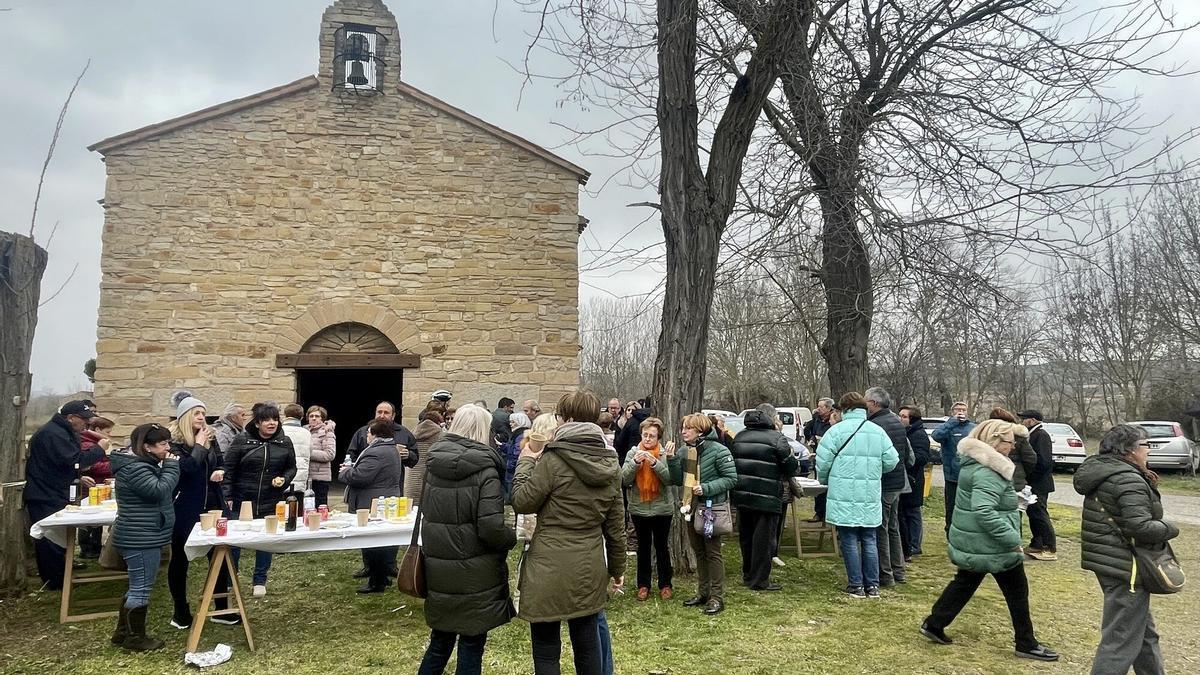 Vecinos de Lodosa realizan un lunch frente a la Ermita en el día de sus patronos.