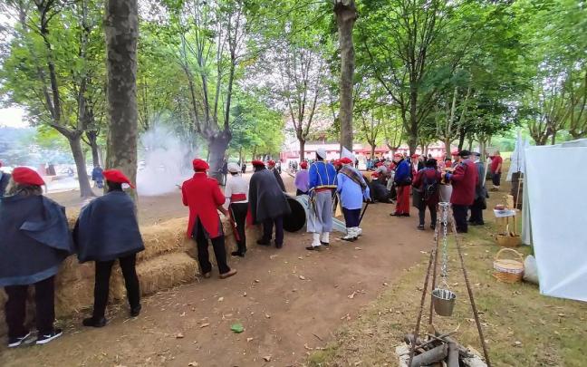 El pasado año tomaron parte en la representación más de 120 personas ataviadas de época / E. Zunzunegi El pasado año tomaron parte en la representación más de 120 personas ataviadas de época