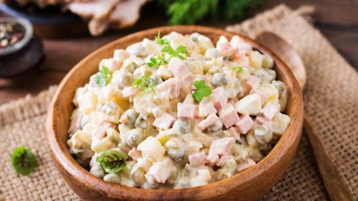 Aunque pueda parecer un detalle menor, el verdadero secreto para que la ensaladilla esté mucho más rica es el reposo.