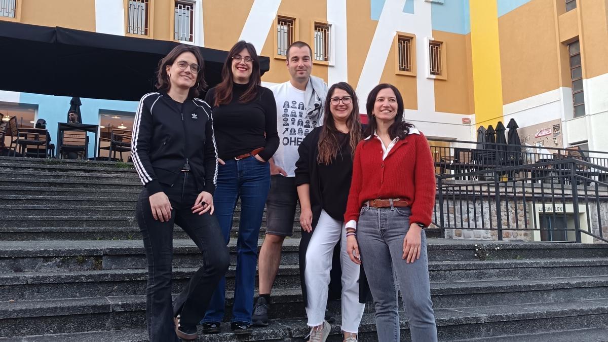 La edil Anik Zubizarreta, Miren Arregi (Ganbara abesbatza), el dinamizador Eneko Ibabe, Onintza Andrés (técnica municipal de Participación y Desarrollo Comunitario) y Maialen Altuna (Hotz Oñati).