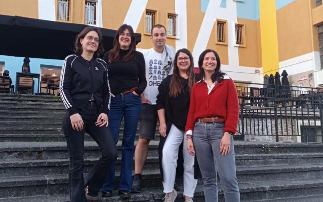 La edil Anik Zubizarreta, Miren Arregi (Ganbara abesbatza), el dinamizador Eneko Ibabe, Onintza Andrés (técnica municipal de Participación y Desarrollo Comunitario) y Maialen Altuna (Hotz Oñati).