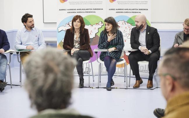 La consejera de Igualdad, Justicia y Políticas Sociales del Gobierno vasco con miembros de la Red Vasca de Atención Jurídica en materia de Extranjería.