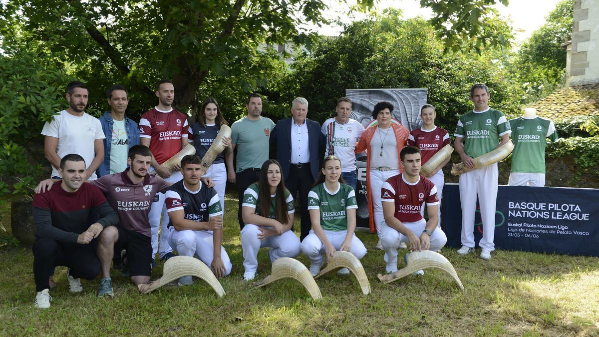 Joxemari Mitxelena y su equipo de la Federación, junto a los pelotaris que jugarán la Liga de Naciones.