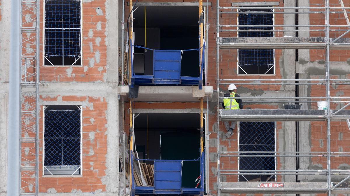 Un obrero trabaja en las obras de un bloque de viviendas.