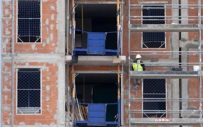 Un obrero trabaja en las obras de un bloque de viviendas.