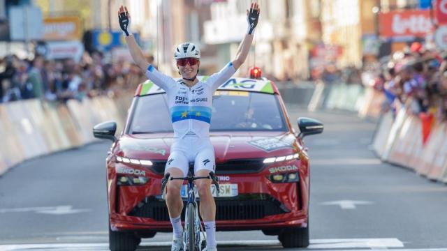 Vollering celebra la victoria.