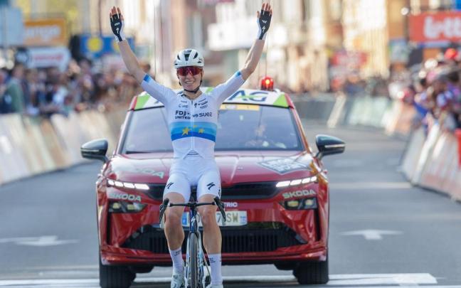 Vollering celebra la victoria.