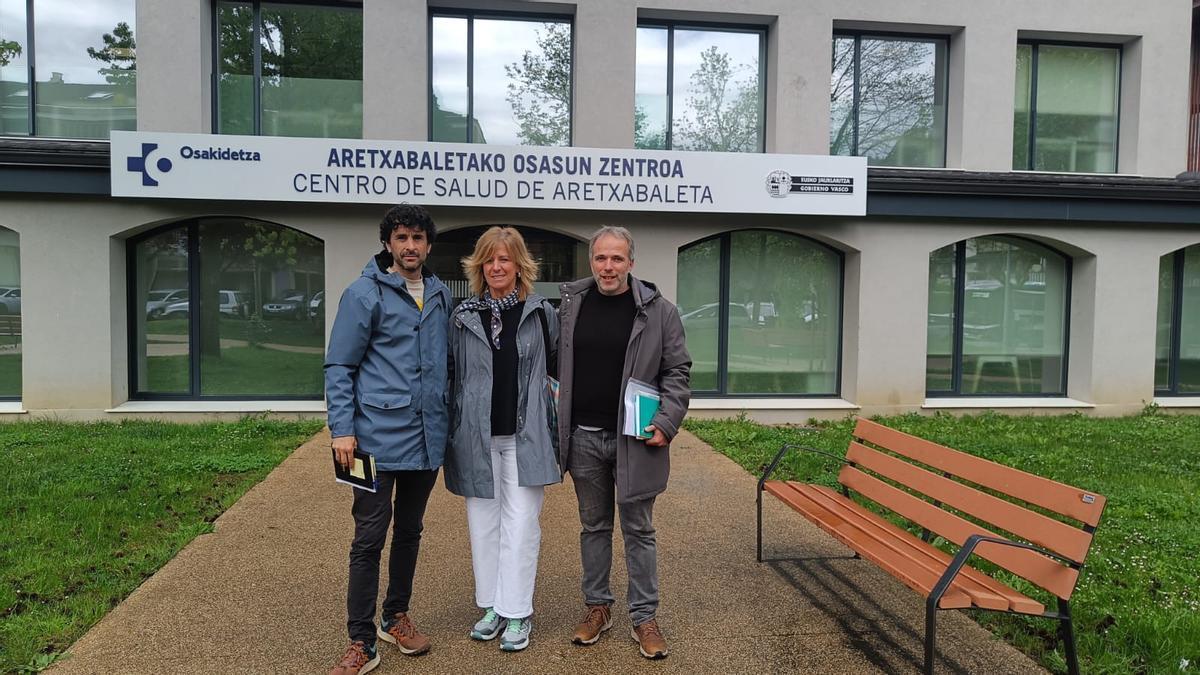 La alcaldesa de Arrigorriaga durante su visita al centro de salud de Aretxabaleta