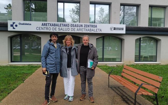 La alcaldesa de Arrigorriaga durante su visita al centro de salud de Aretxabaleta