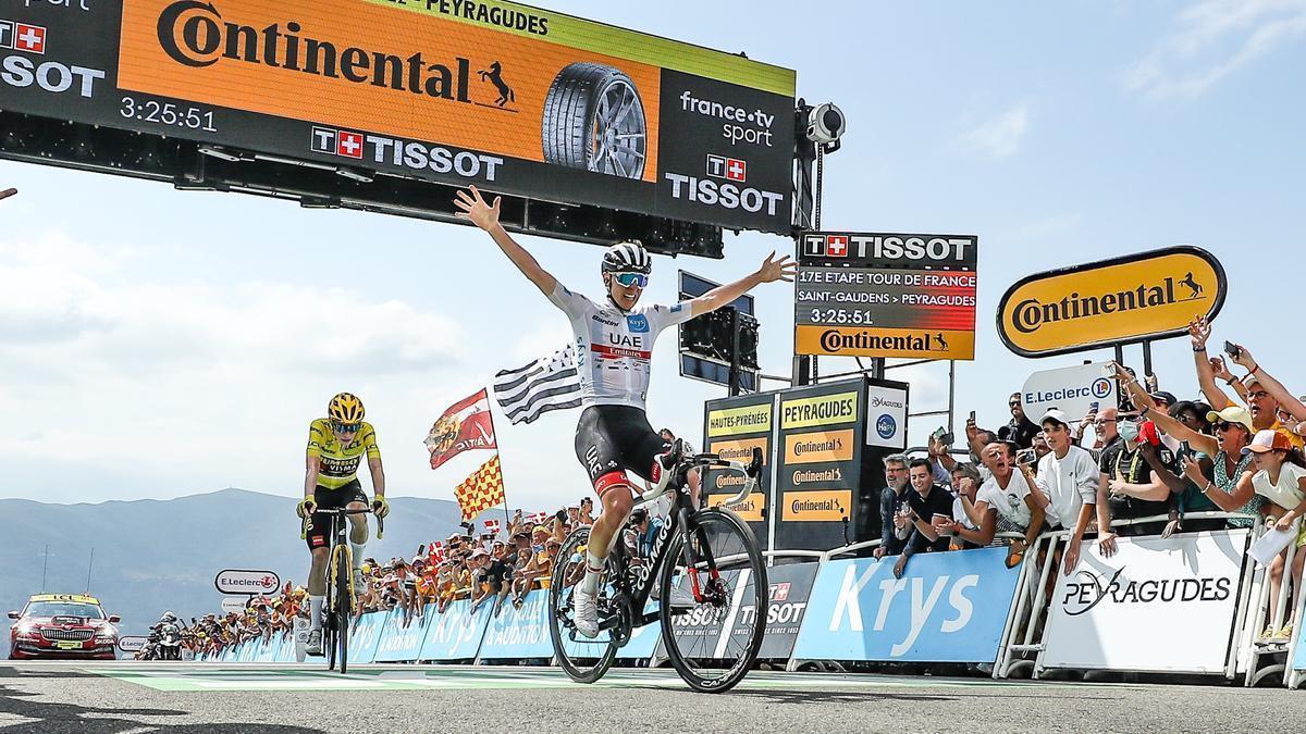 Tadej Pogacar celebra una victoria de etapa en el Tour.