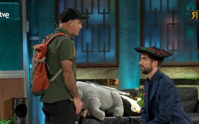 Aitor Francesena junto a David Broncano en 'La Revuelta'