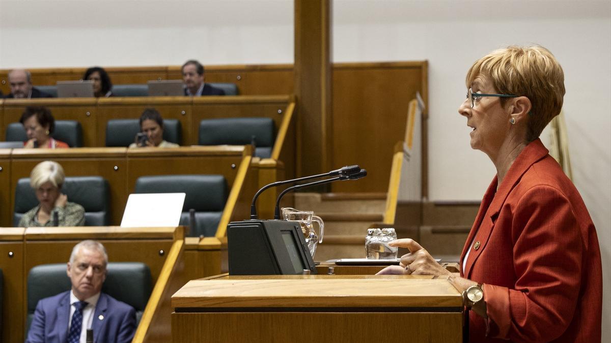 La consejera de Desarrollo Económico, Sostenibilidad y Medio Ambiente, Arantxa Tapia, en el Parlamento Vasco.