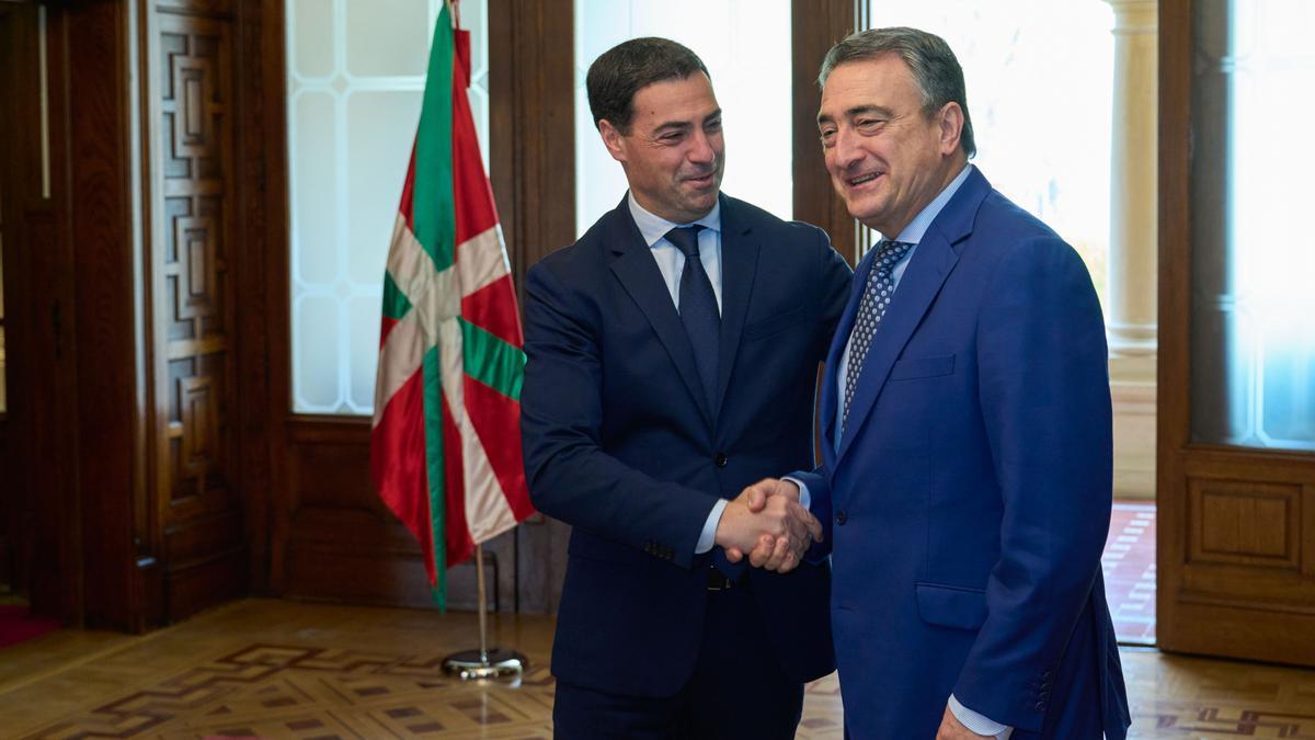 El nuevo presidente del Euzkadi Buru Batzar, Aitor Esteban, con el lehendakari, Imanol Pradales