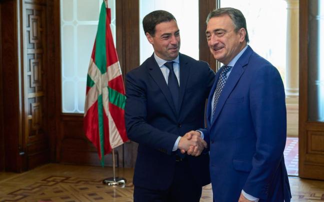 El nuevo presidente del Euzkadi Buru Batzar, Aitor Esteban, con el lehendakari, Imanol Pradales