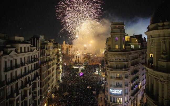 Espectáculo pirotécnico en la plaza del Ayuntamiento de Valencia al inicio de las Fallas. Espectáculo pirotécnico en la plaza del Ayuntamiento de Valencia al inicio de las Fallas.