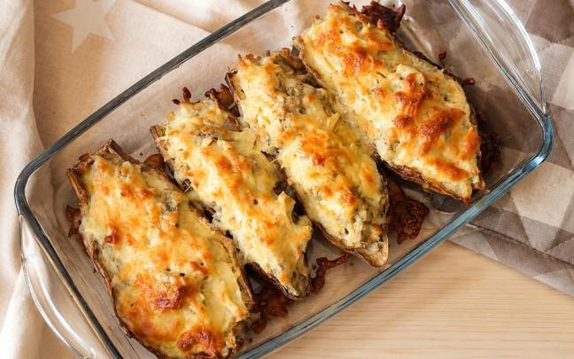 Berenjenas rellenas de pollo y cubiertas con una fina capa de queso gratinado.