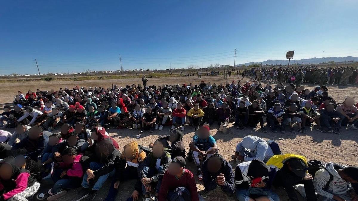 Un numeroso grupo de migrantes tras cruzar la frontera entre México y Estados Unidos.