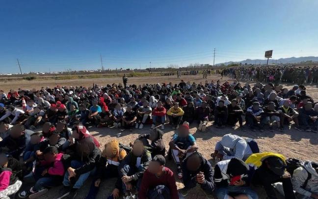 Un numeroso grupo de migrantes tras cruzar la frontera entre México y Estados Unidos. Un numeroso grupo de migrantes tras cruzar la frontera entre México y Estados Unidos.