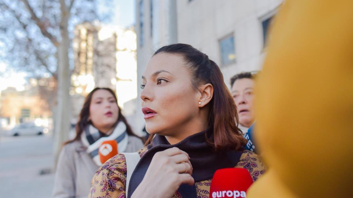 La actriz Elisa Mouliaá atiende a los medios a su llegada a declarar a los juzgados de Plaza de Castilla.