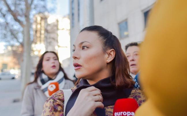 La actriz Elisa Mouliaá atiende a los medios a su llegada a declarar a los juzgados de Plaza de Castilla.