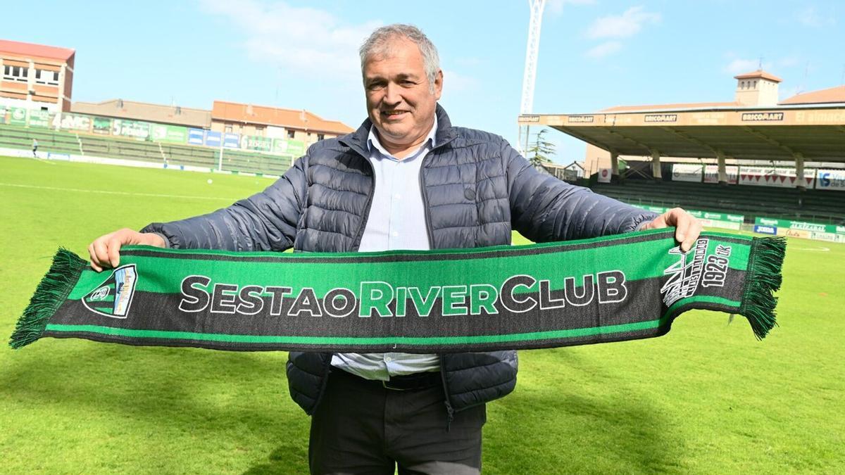 Ángel Castro, presidente del Sestao River, posa en Las Llanas