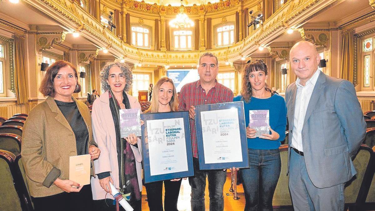 Esti Lizaso saria jaso zuen egunean Uxue Alberdi Idazlearekin eta sariketaren antolatzaileekin..