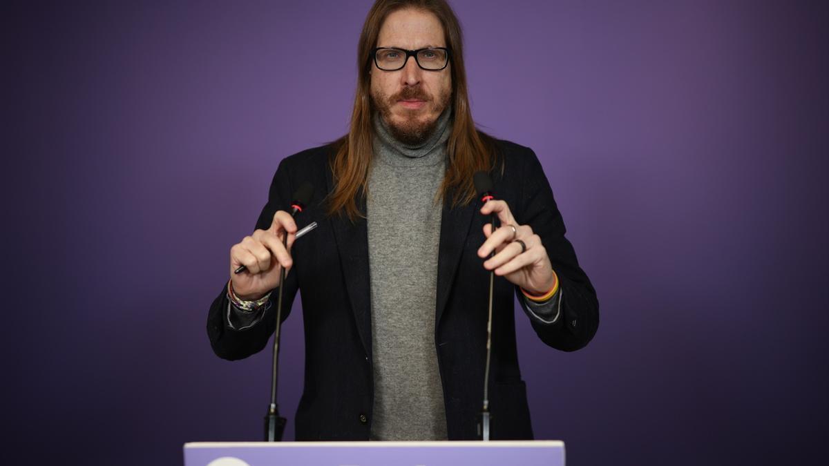 El secretario de organización y portavoz de Podemos, Pablo Fernández, ofrece una rueda de prensa en la sede de Podemos