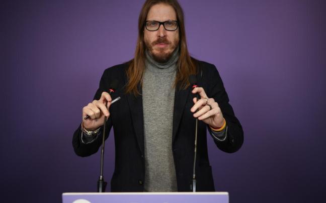 El secretario de organización y portavoz de Podemos, Pablo Fernández, ofrece una rueda de prensa en la sede de Podemos